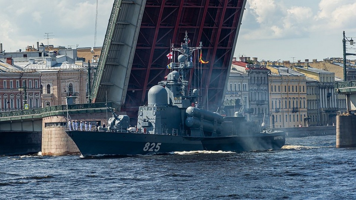 Торжественный парад ко Дню Военно-морского флота РФ. Трансляция из Санкт-Петербурга